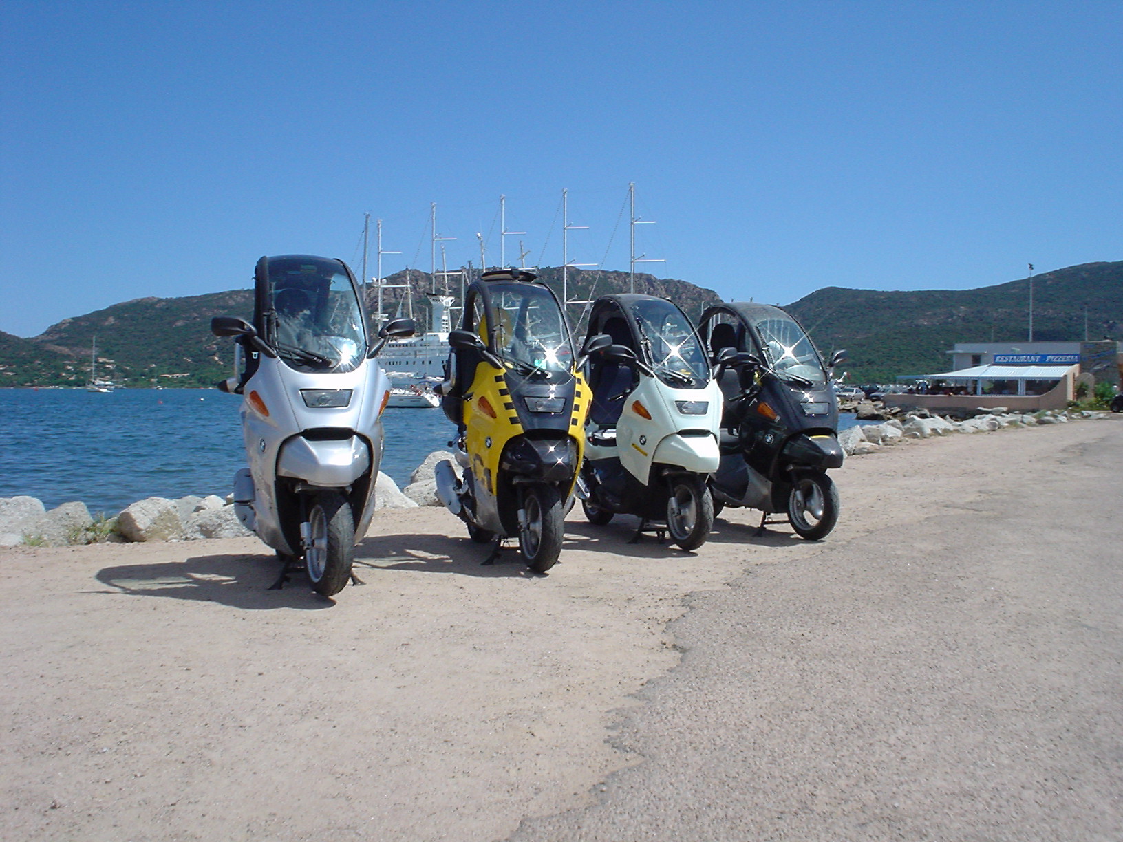 Le BMW C1 del club, insieme a Porto Vecchio